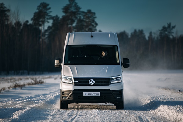 e-Crafter first electric cargo van ride fast at the snow field